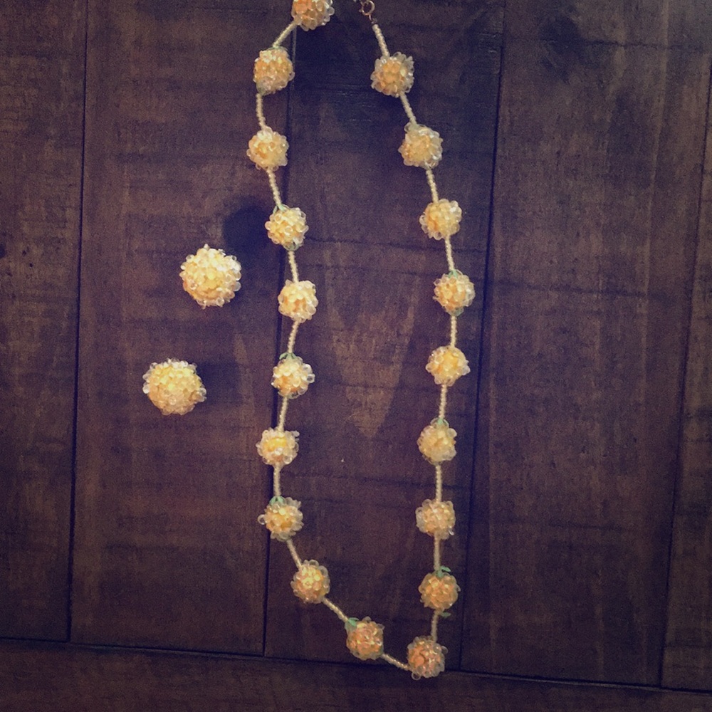 Vintage yellow beaded statement necklace - Picture 1 of 8